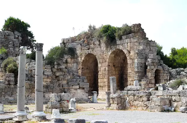 Ruinen der antiken Stadt Perge